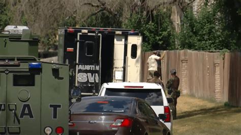 LIVE: APD officers responding to east Austin SWAT call